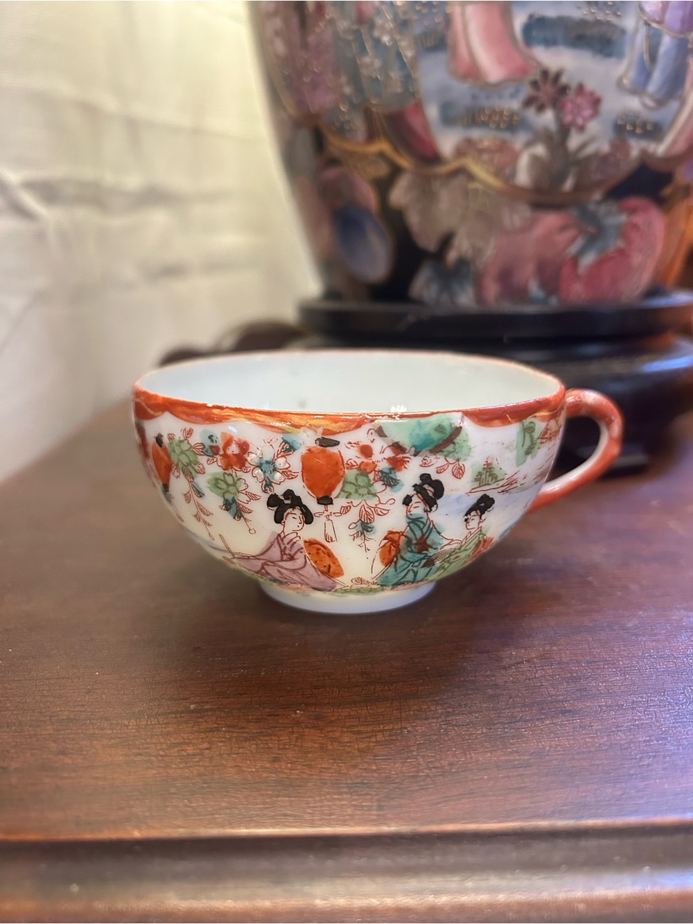 Hand-Painted Geisha Floral Porcelain Tea Cup in red and Green